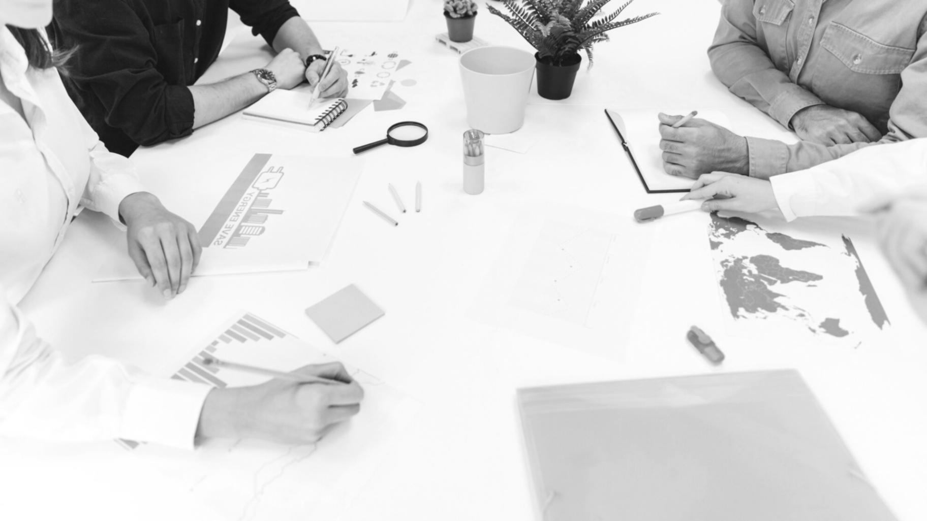 Finanzexperten bei der Analyse komplexer Datenmodelle am Computer