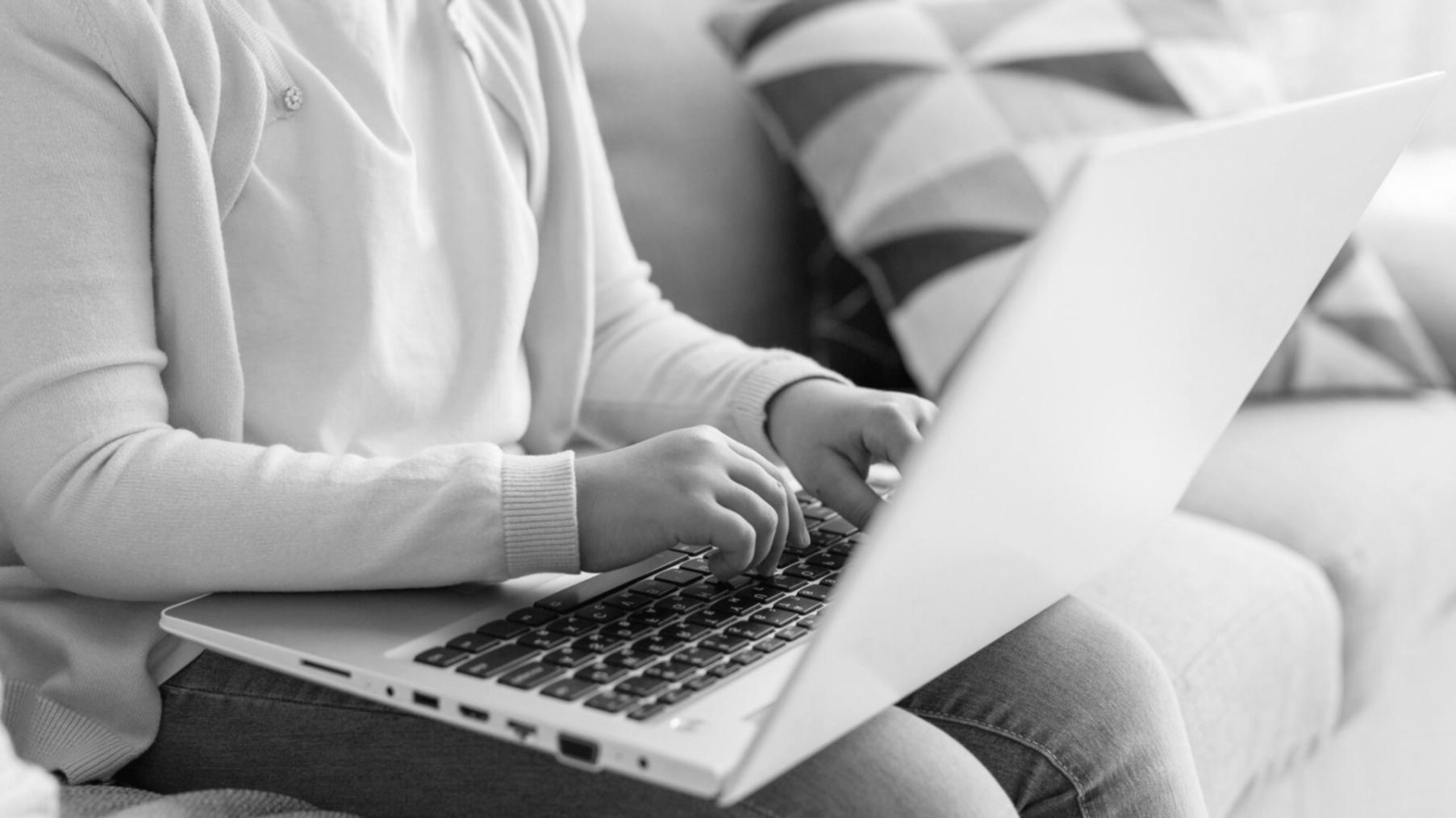 Modernes Bürogebäude in Leipzig mit Glasfassade und professioneller Ausstattung für Finanzberatung